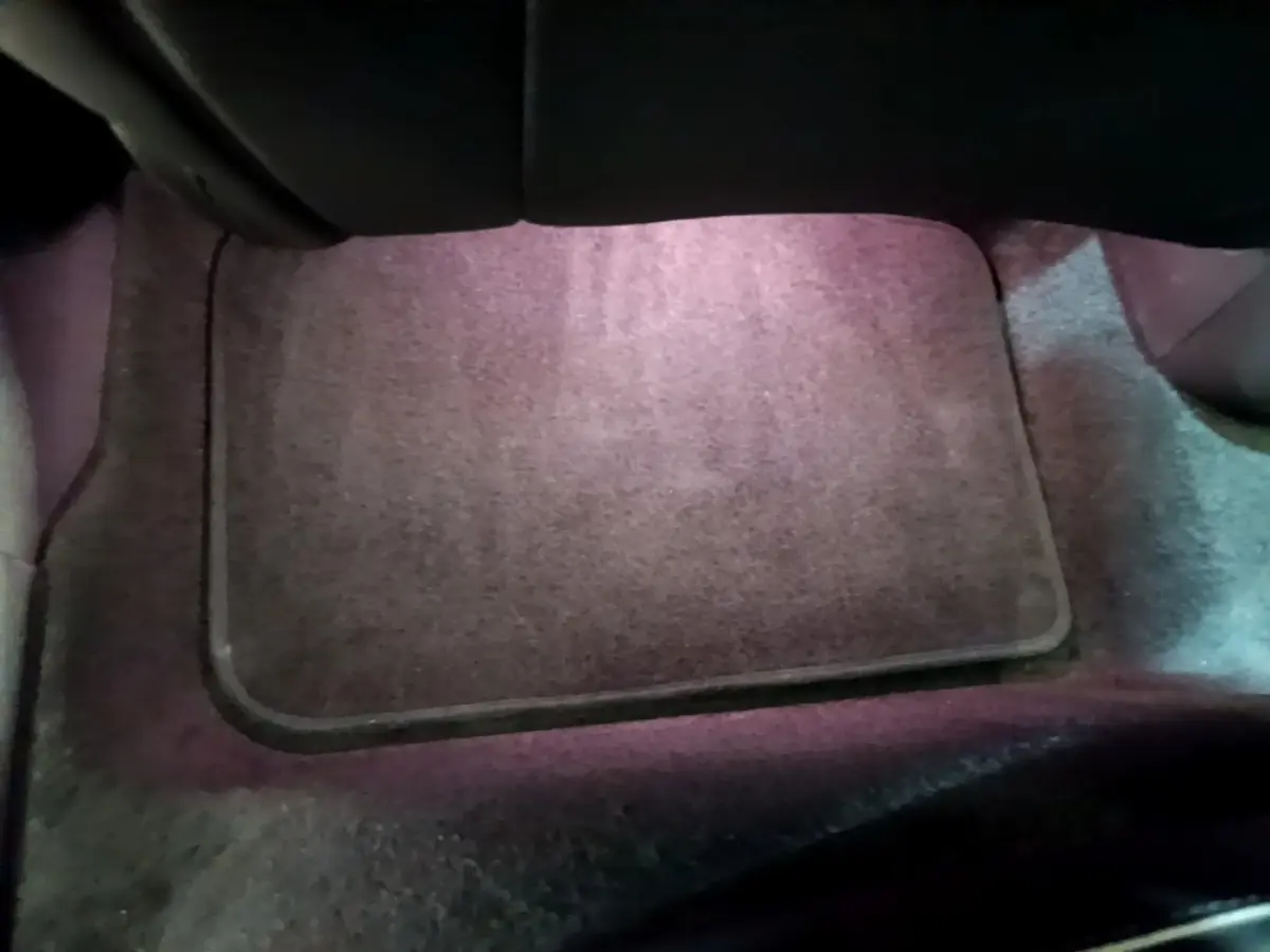 Tapis de sol arrière noir avec éclairage d'ambiance violet dans une MINI Countryman Cooper SE 2023