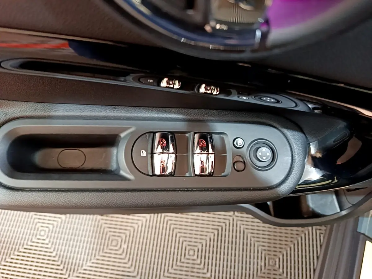 Détail des commandes de lève-vitres et rétroviseurs sur la porte côté conducteur d'une MINI Countryman 2023.