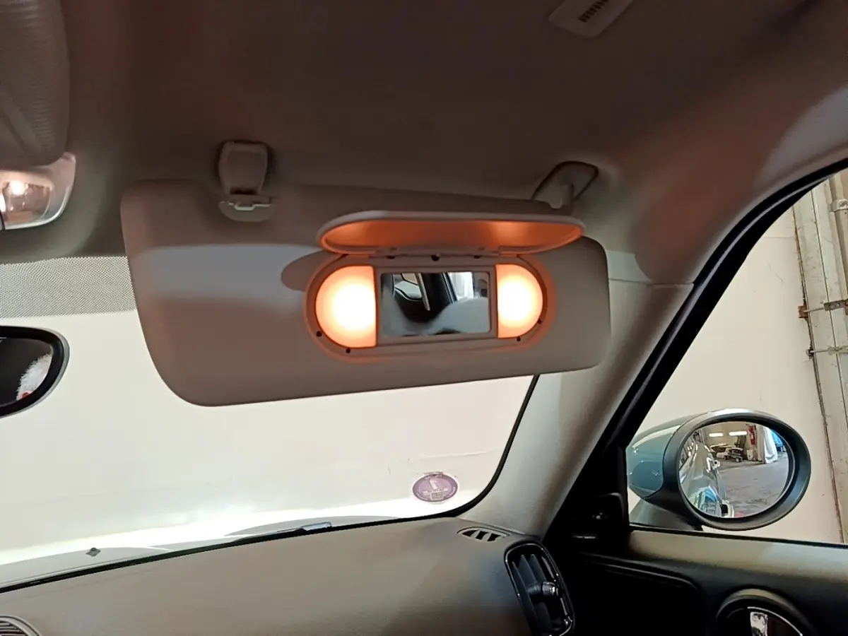 Miroir de courtoisie éclairé sur pare-soleil côté conducteur dans l'habitacle d'une MINI Countryman 2023 verte