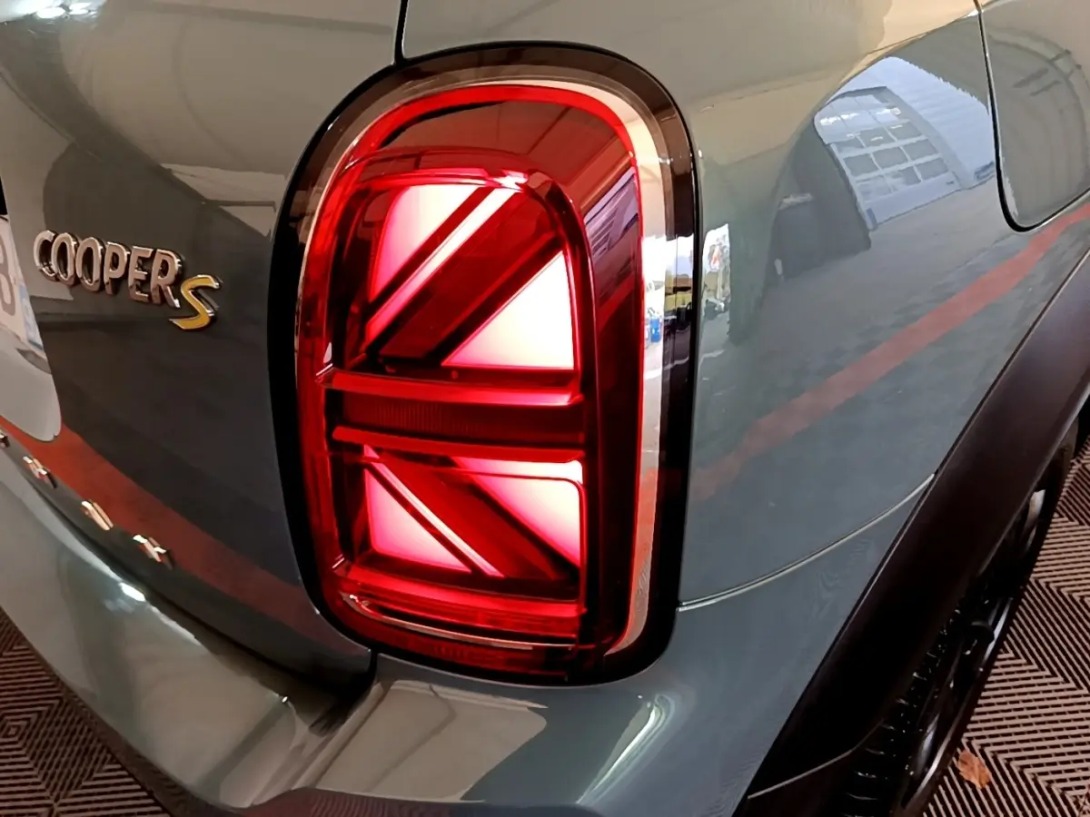 Feu arrière droit rouge en forme de drapeau britannique sur MINI Countryman Cooper S vert vue arrière côté droit.