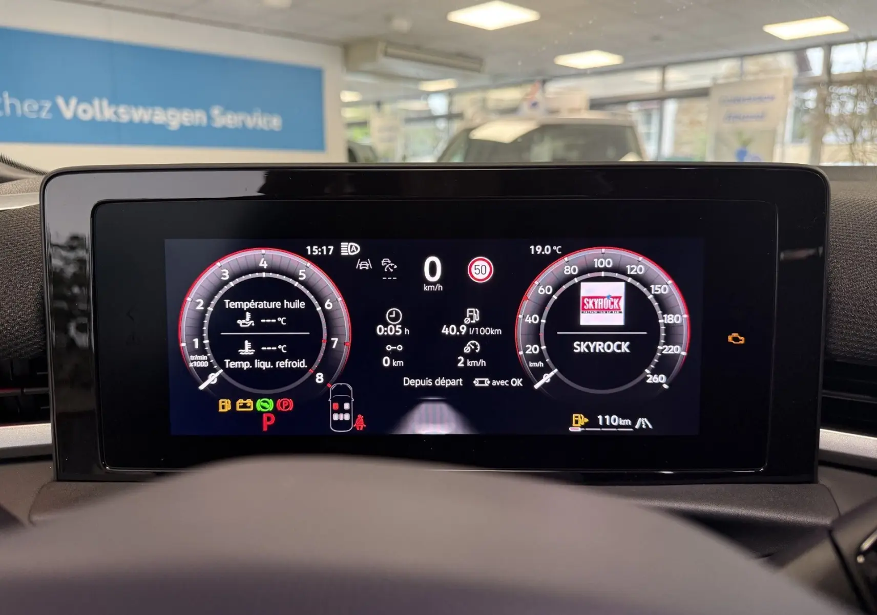 Affichage numérique du tableau de bord du Volkswagen T-Roc noir intense, montrant les compteurs et informations de conduite.