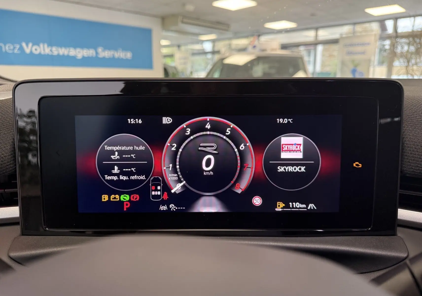 Affichage numérique du tableau de bord du Volkswagen T-Roc noir, vue frontale centrée sur le compteur de vitesse et les indicateurs.