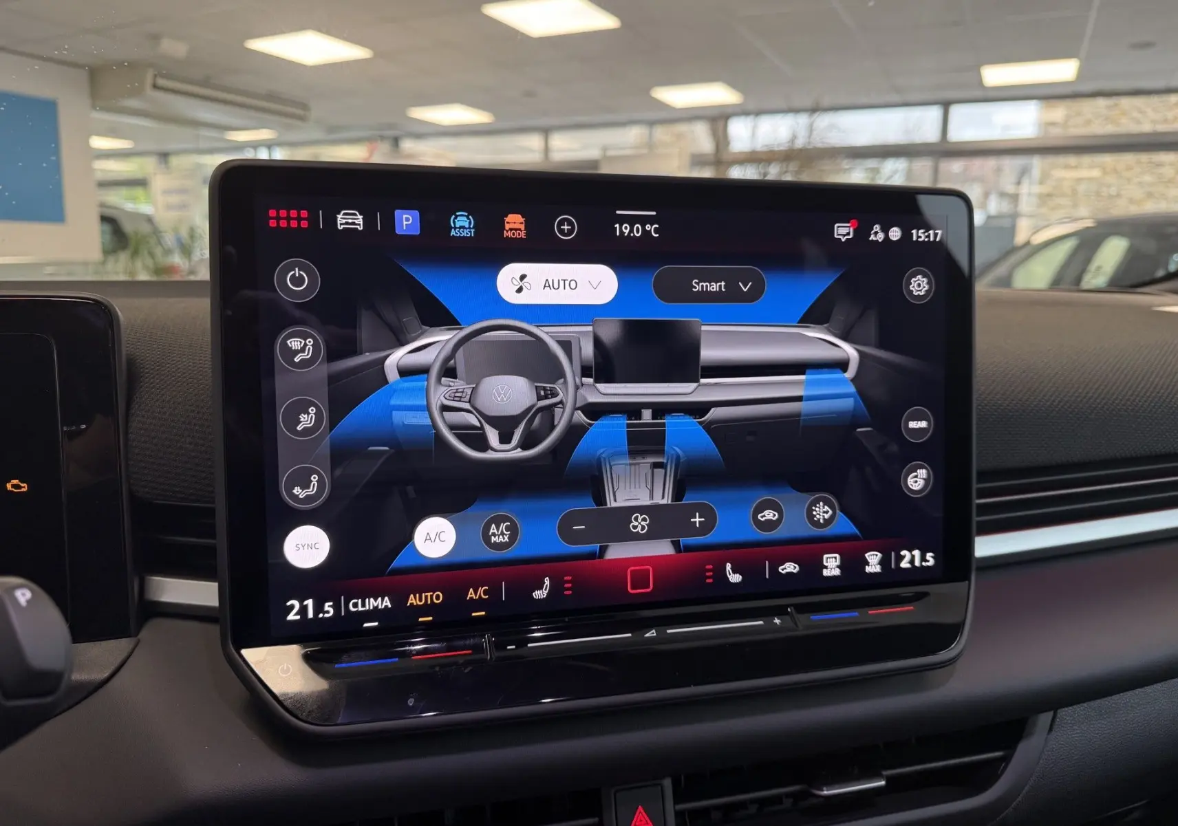 Écran tactile central affichant le tableau de bord numérique du Volkswagen T-Roc noir, vue intérieure frontale.