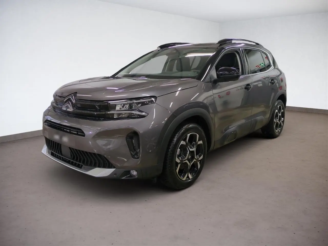 Citroën C5 Aircross Hybrid gris Platinium en 3/4 avant droit, avec jantes alliage bi-ton et barres de toit noires.