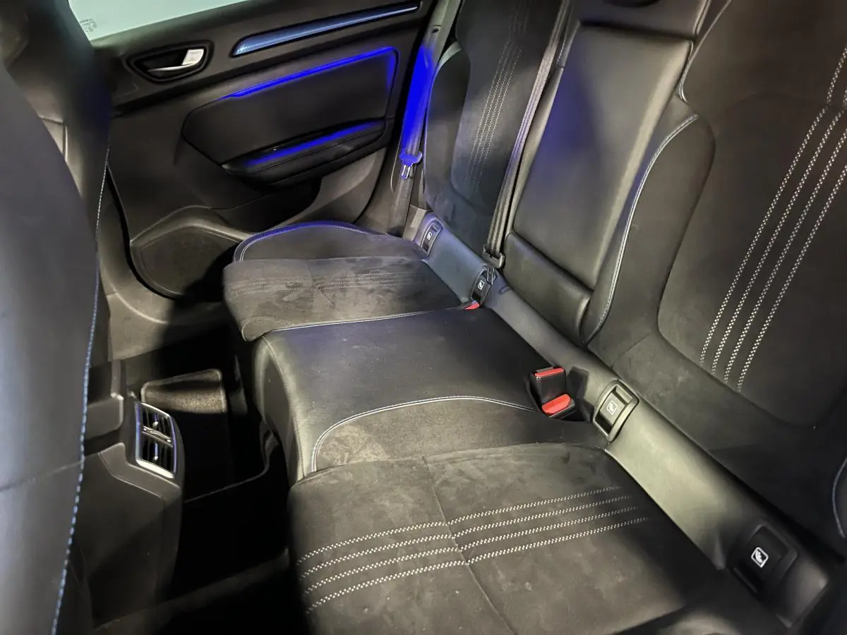 Vue intérieure arrière côté droit de la Renault Mégane GT 2016 avec sellerie alcantara noire et surpiqûres bleues, éclairage d'ambiance bleu.