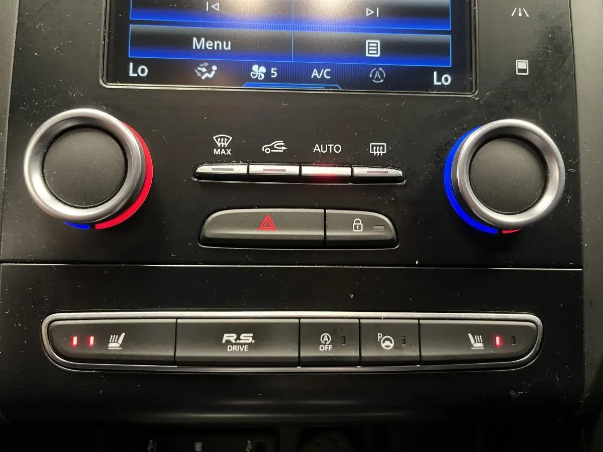 Gros plan sur la console centrale de la Renault Mégane GT 2016, boutons R.S. Drive et commandes de climatisation bi-zone.