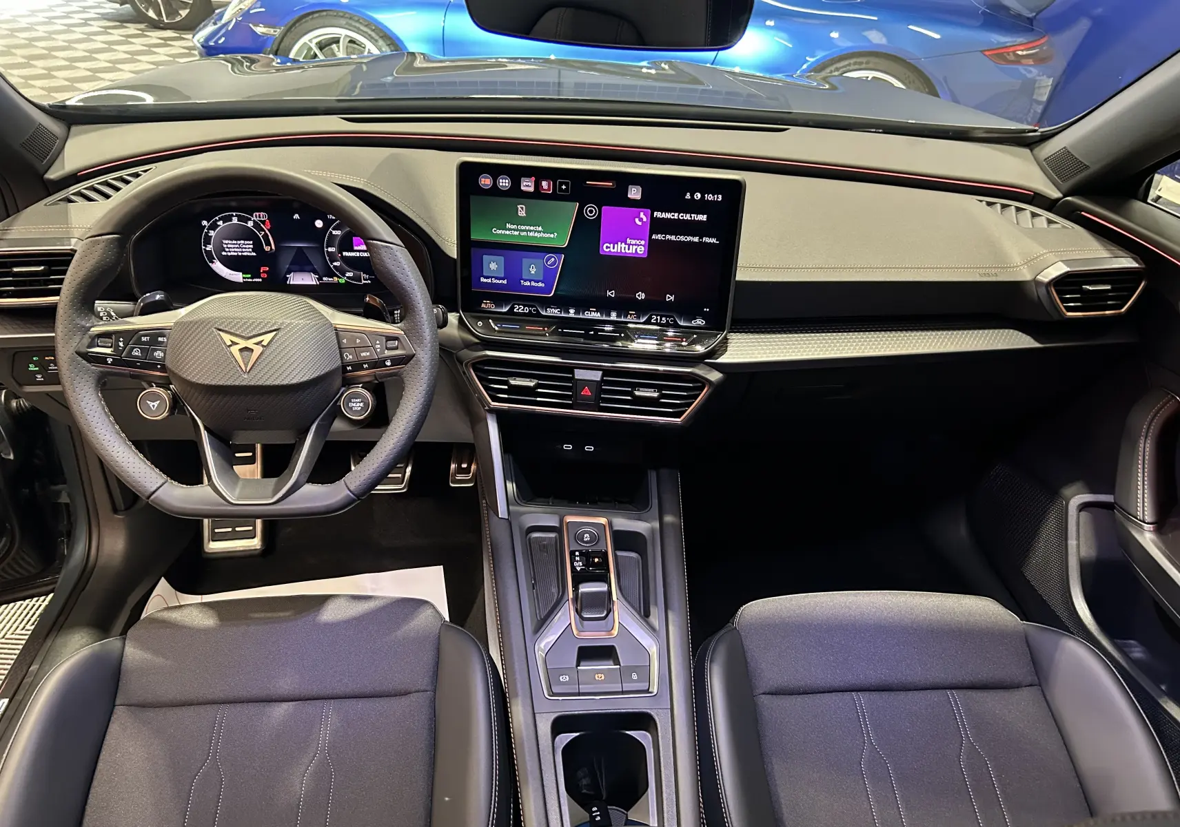 Vue intérieure avant du CUPRA Formentor 1.5 eTSI 150CH avec tableau de bord numérique et sellerie noire.
