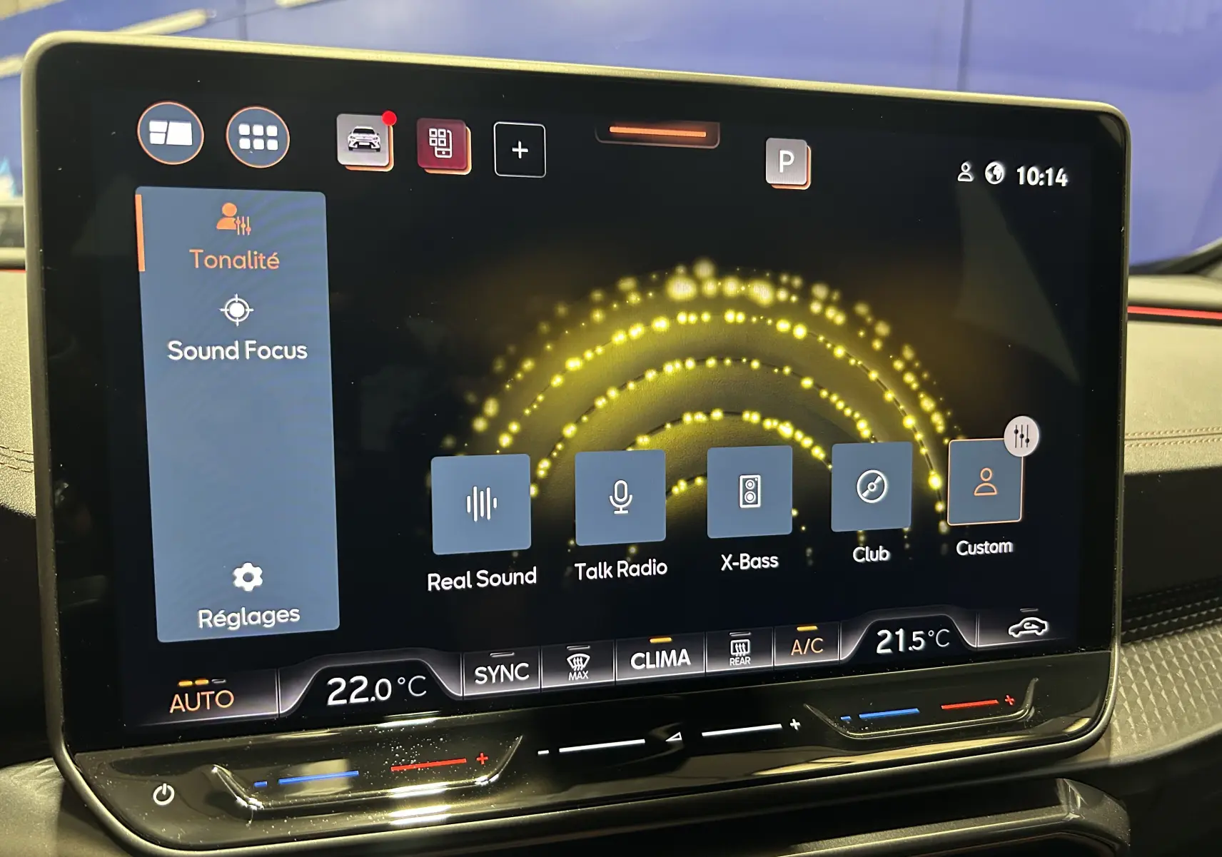 Écran tactile central du Cupra Formentor 2026 affichant les réglages audio et climatisation, avec interface moderne et fond lumineux.