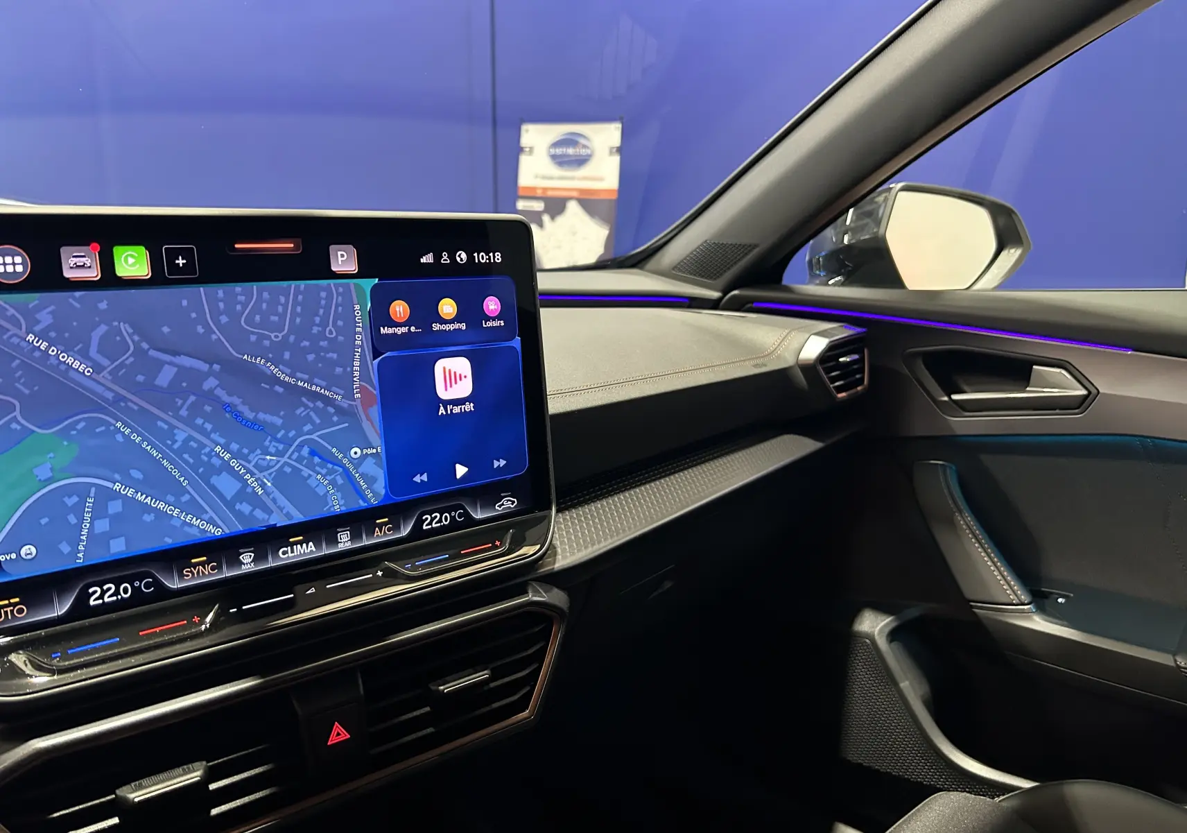 Vue intérieure côté passager du tableau de bord et écran tactile avec navigation dans une Cupra Formentor bleu Fjord Metal.
