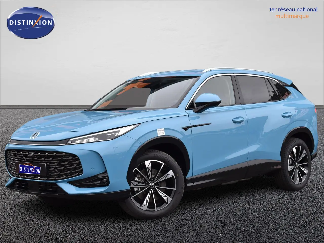 MG Motor EHS 1.5 Hybrid+ 224 ch Luxury bleu, vue 3/4 avant droit avec calandre large et jantes noires distinctives.