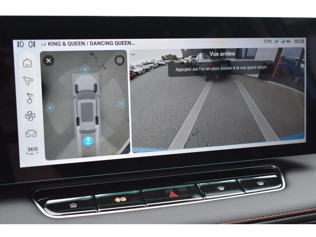 Écran intérieur affichant la caméra de recul et vue 360° du MG MOTOR EHS bleu, version 1.5 Hybrid+ Luxury 2026.