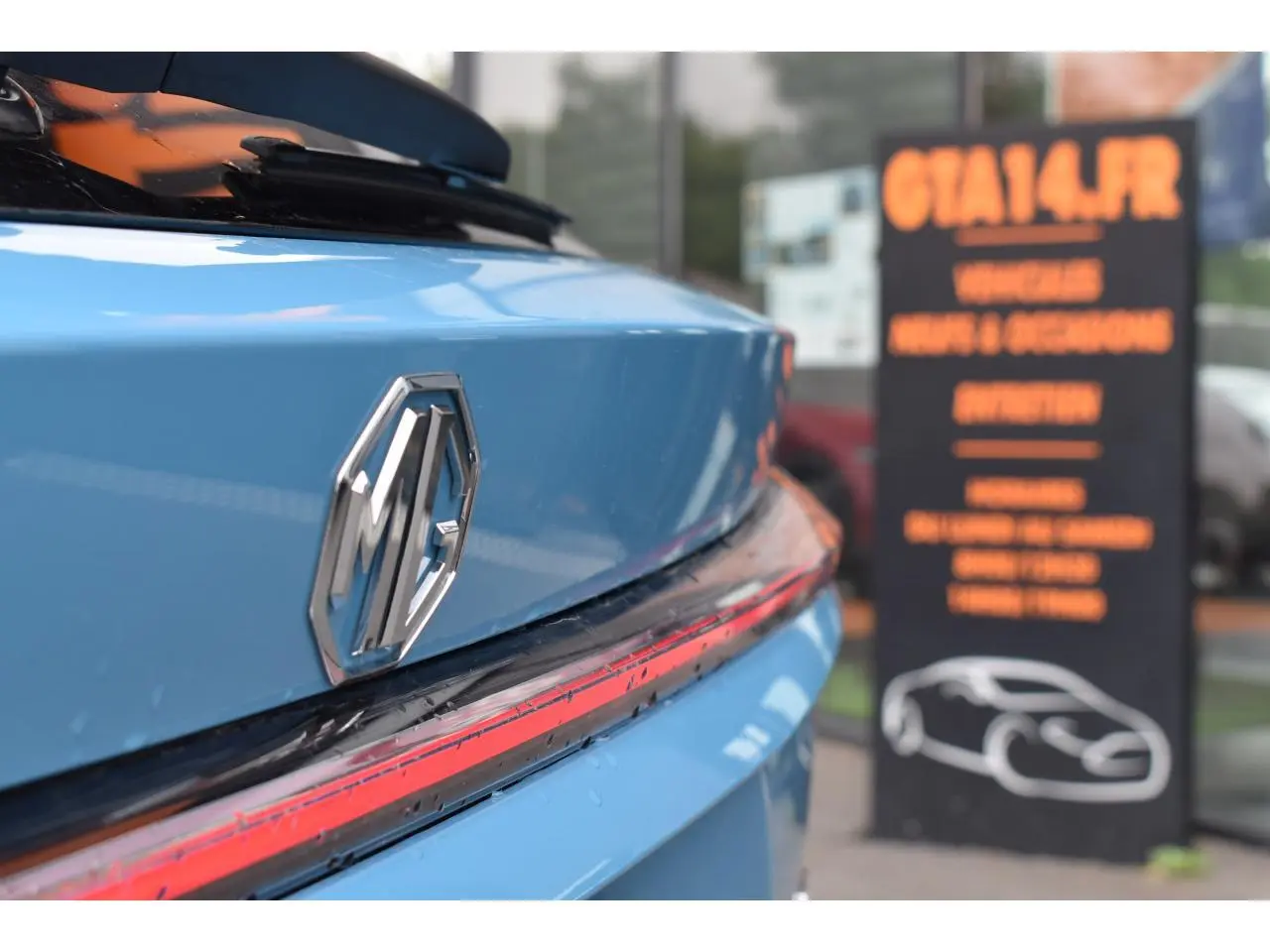 Gros plan sur l’arrière bleu du MG EHS 1.5 Hybrid+ 224 ch Luxury 2026, avec le logo MG et la bande lumineuse rouge.