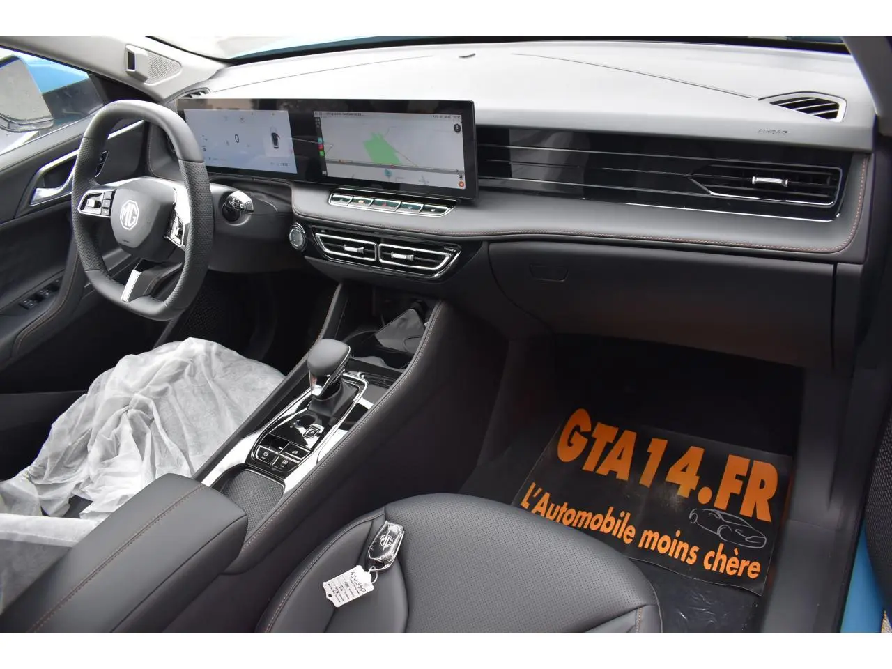 Vue intérieure côté conducteur du MG MOTOR EHS 1.5 Hybrid+ 224 ch Luxury 2026, avec tableau de bord moderne et écran tactile panoramique.