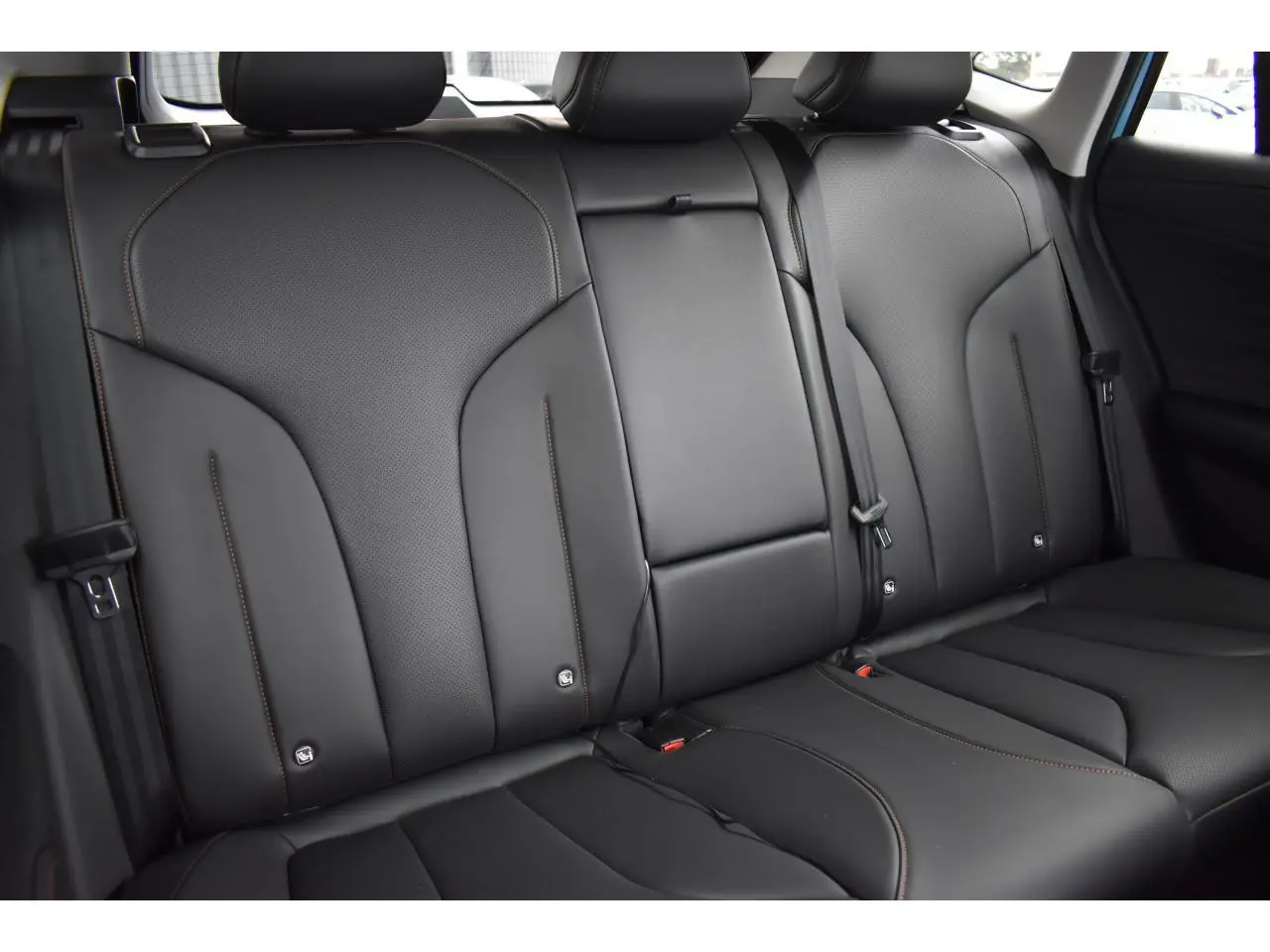 Vue intérieure des sièges arrière en cuir noir avec surpiqûres, MG Motor EHS 1.5 Hybrid+ 224 ch Luxury 2026.