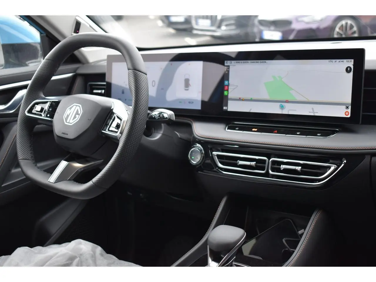 Vue intérieure du tableau de bord du MG MOTOR EHS 1.5 Hybrid+ 224 ch Luxury 2026, avec écran large tactile et volant multifonction.