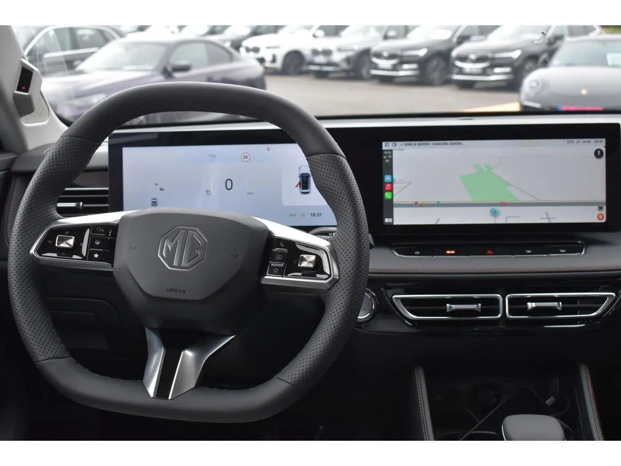 Vue intérieure centrée sur le volant et le tableau de bord numérique du MG MOTOR EHS 1.5 Hybrid+ bleu 2026.