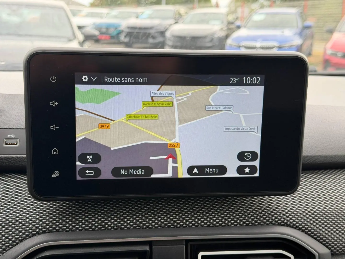 Écran tactile central du tableau de bord du Dacia Jogger 2025 affichant un GPS avec carte routière.