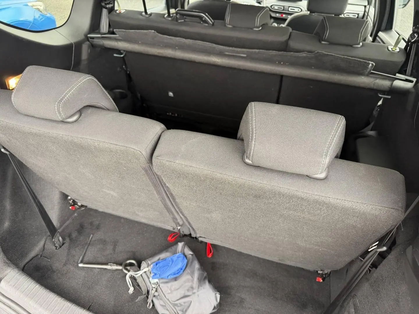 Vue arrière intérieure du coffre du Dacia Jogger 2025, montrant la banquette arrière en tissu gris et les appuie-têtes.
