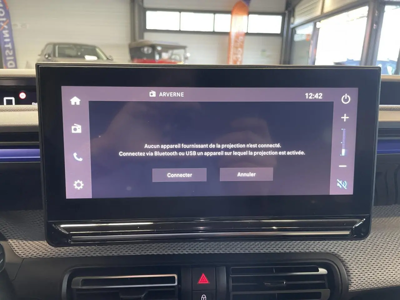 Vue intérieure centrée sur l'écran tactile 10,25" du tableau de bord de la Citroën C3 blanche 2025.