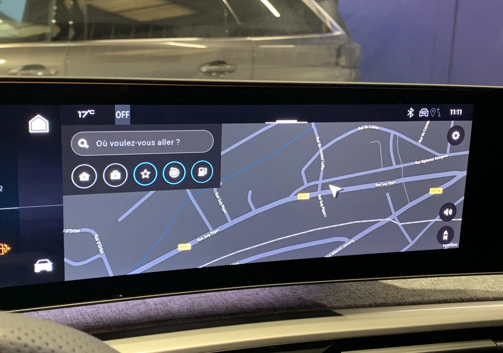 Écran tactile du système de navigation du Peugeot 3008 III GT Hybrid 136 e-DSC6 avec carte et options affichées.