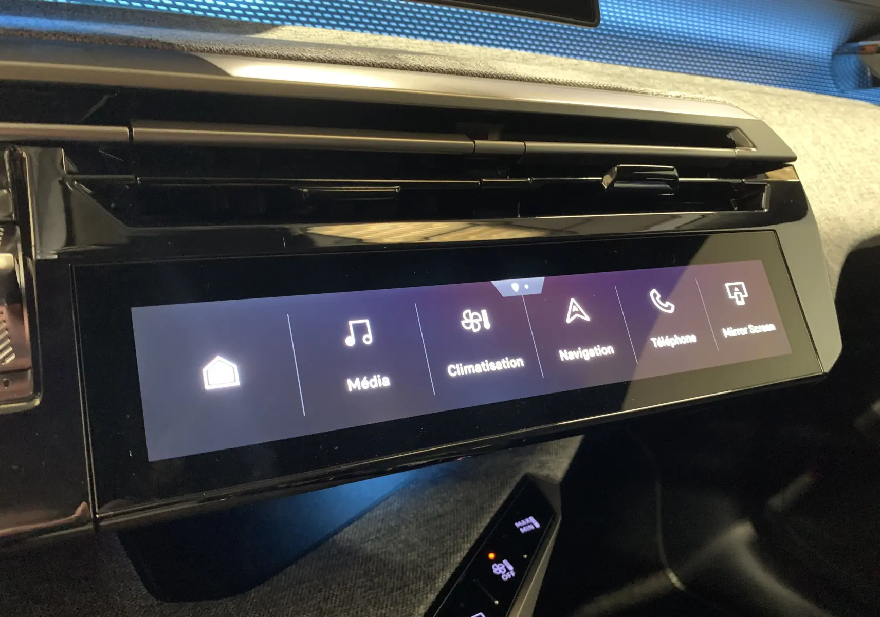 Écran tactile central avec menu multimédia et climatisation dans l'habitacle du Peugeot 3008 gris Artense 2025