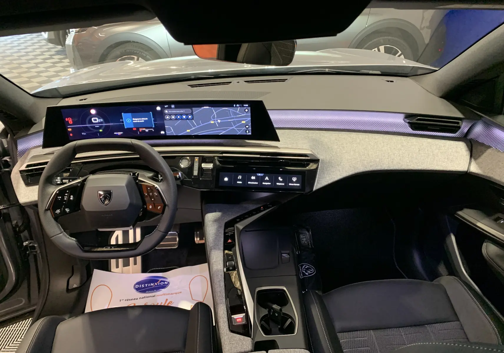 Intérieur du Peugeot 3008 III GT Hybrid 136 e-DSC6 2025, vue avant du tableau de bord avec éclairage d'ambiance violet.