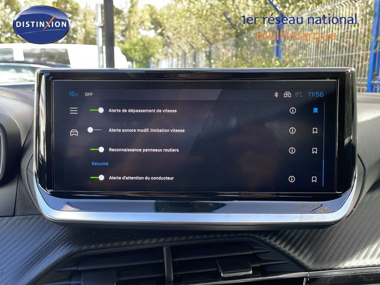 Écran tactile central affichant les alertes de sécurité dans l'habitacle d'un Peugeot 2008 gris Artense métal.
