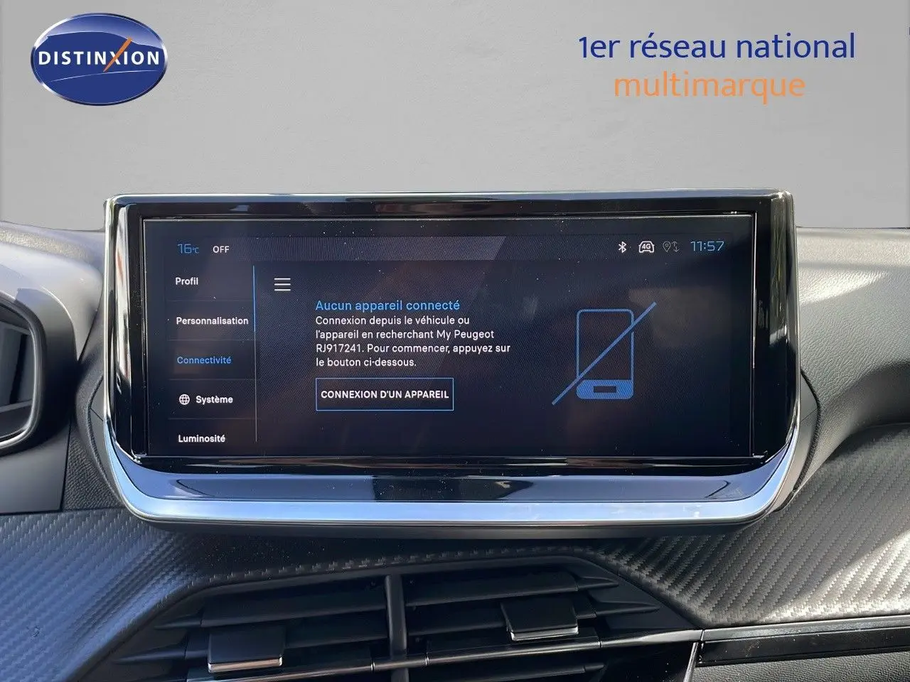 Vue avant intérieure de l'écran tactile du Peugeot 2008 gris Artense, affichant le menu de connexion Bluetooth.