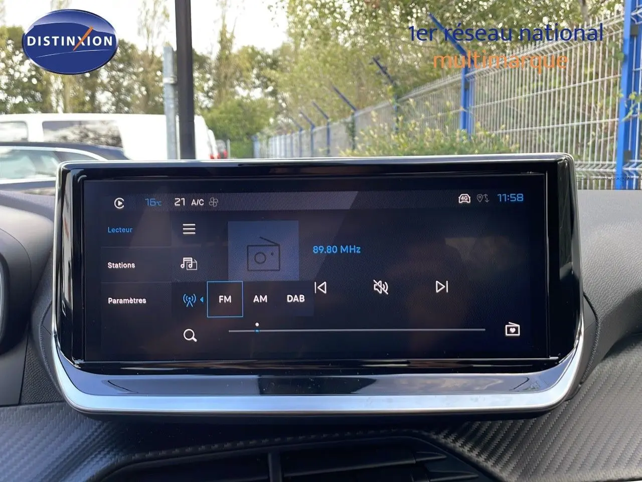 Écran tactile central du Peugeot 2008 2025 affichant la radio FM à 89,80 MHz dans un intérieur moderne.