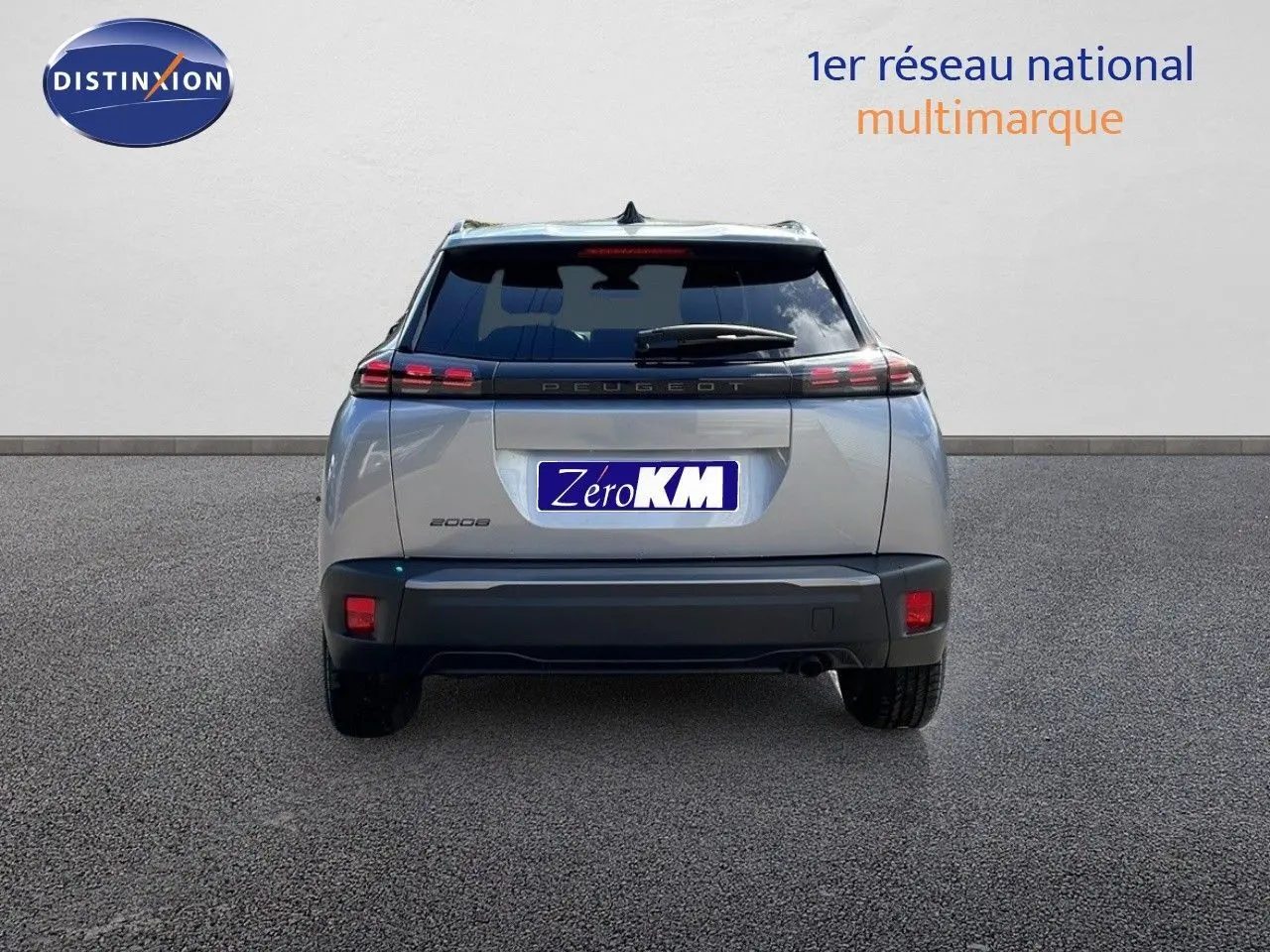 Vue arrière du Peugeot 2008 gris Artense métal avec feux LED et plaque d'immatriculation Zéro KM visible.