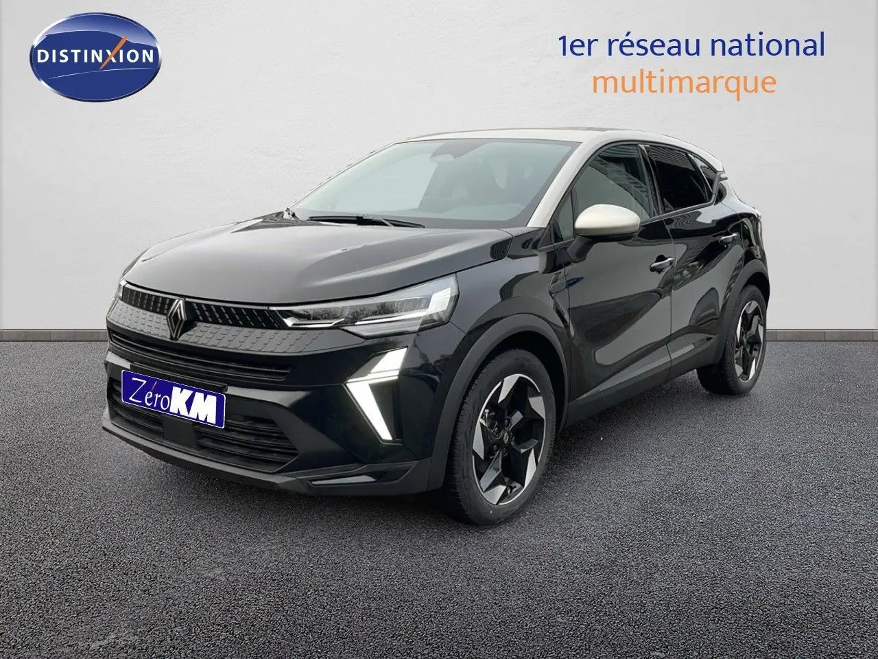 Renault Captur E-Tech hybride noir étoile avec toit beige, vue 3/4 avant mettant en valeur ses feux LED distinctifs.