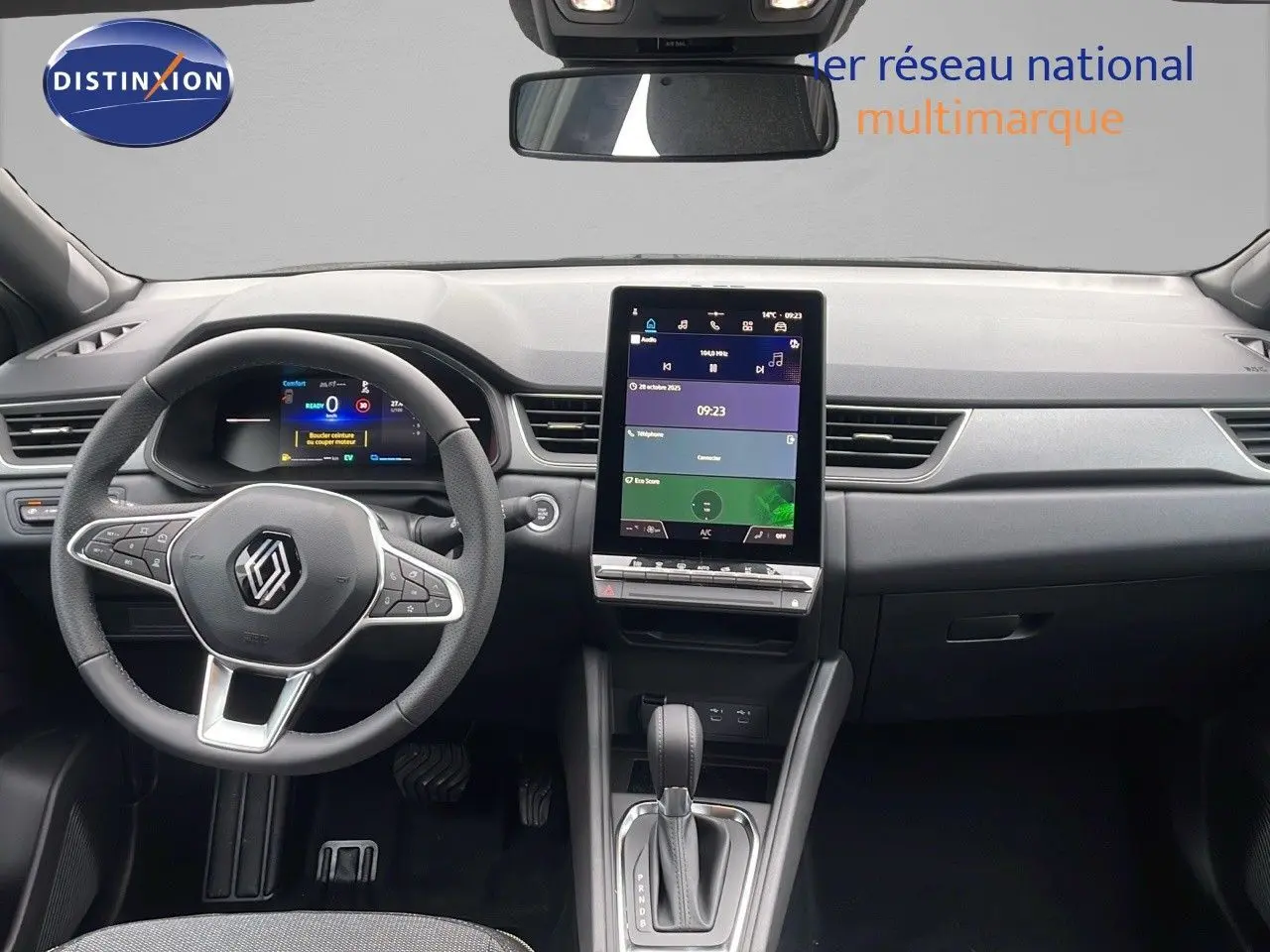 Intérieur Renault Captur E-Tech 2025 vu de face, tableau de bord moderne avec écran tactile vertical et volant multifonction.
