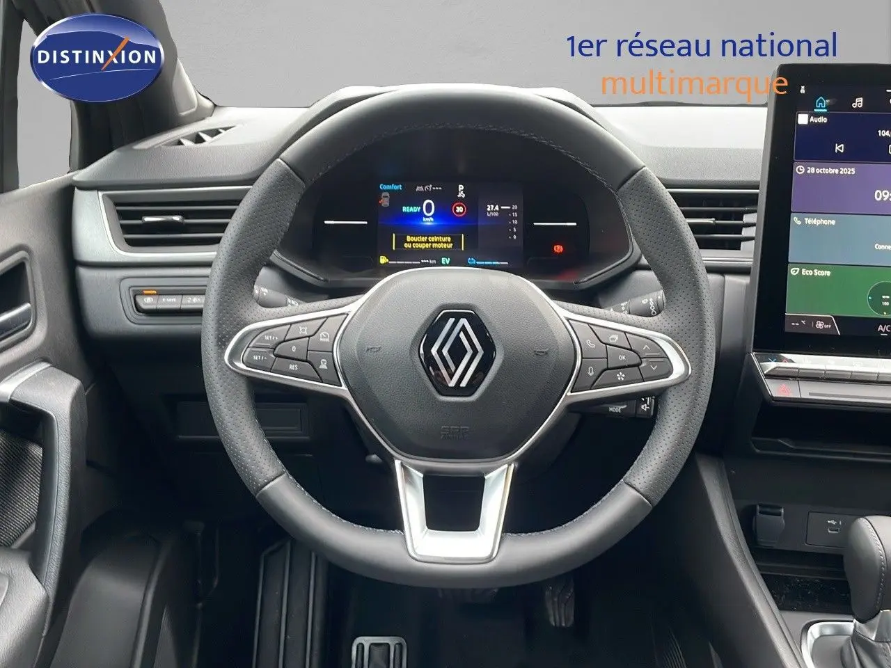 Vue centrée sur le volant du Renault Captur E-Tech hybride 2025, avec tableau de bord numérique et écran tactile visible.