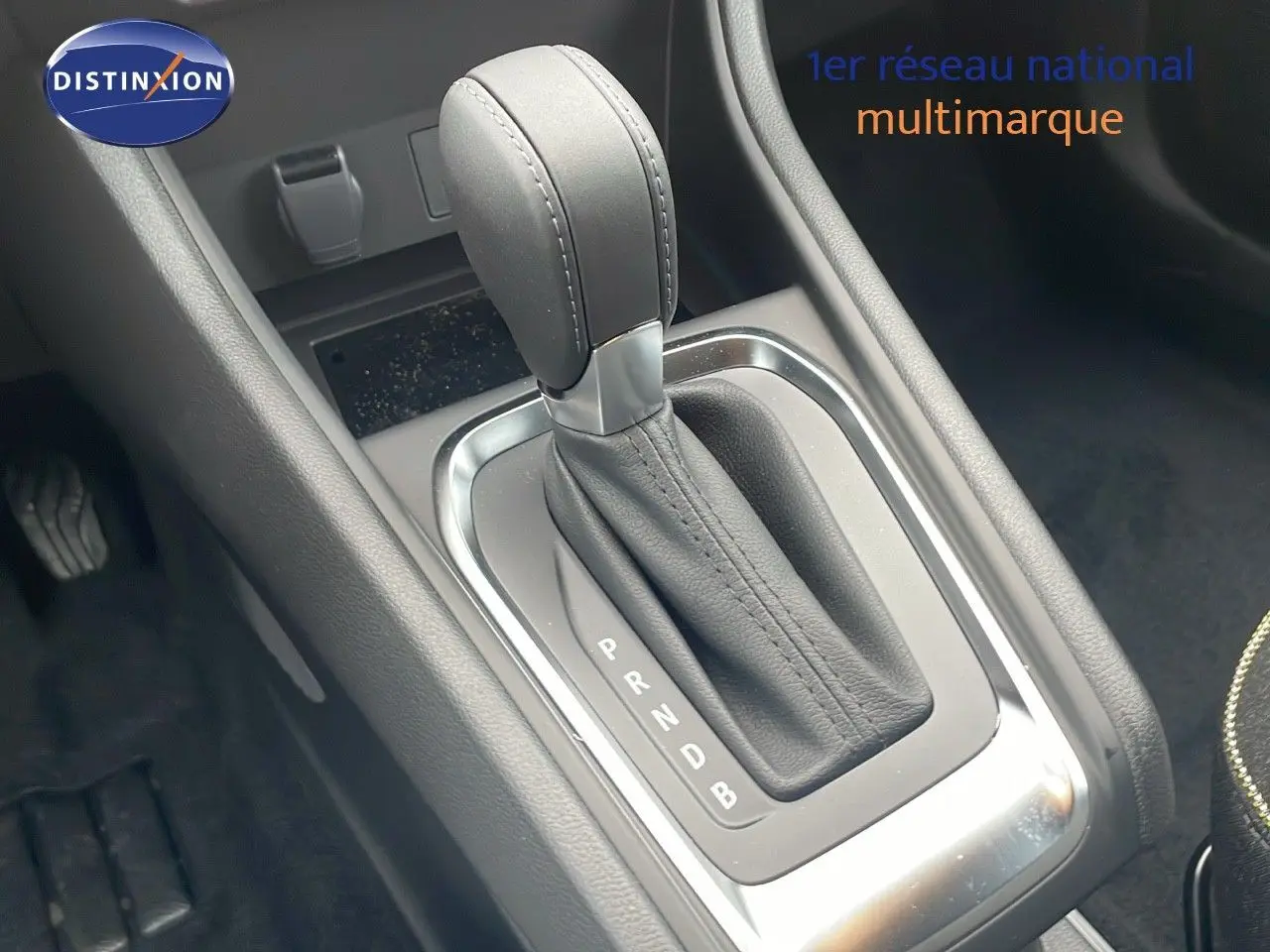 Le levier de vitesses automatique noir en gros plan dans l'habitacle du Renault Captur E-Tech Hybrid 2025.