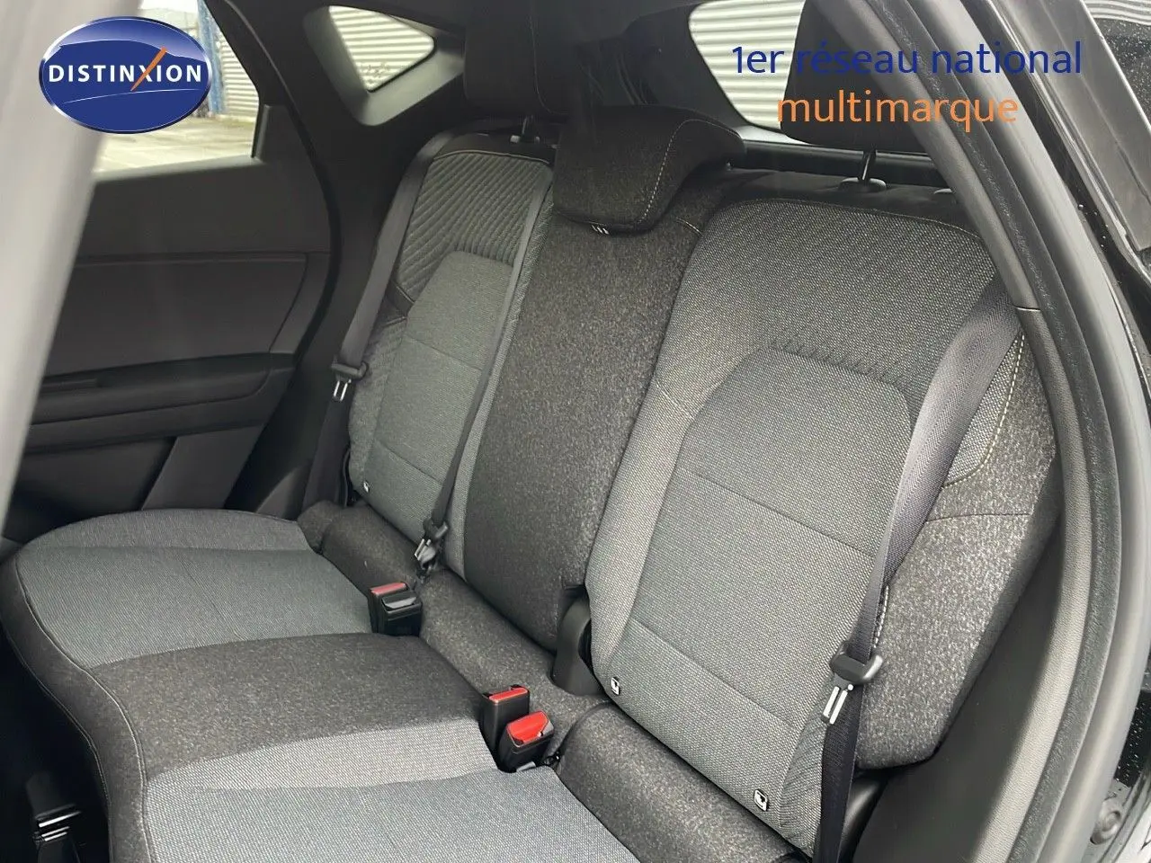 Vue intérieure sur les sièges arrière gris foncé du Renault Captur E-Tech hybride 2025, porte ouverte côté droit.