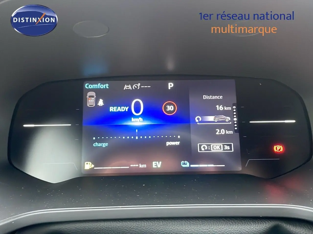 Tableau de bord numérique du Renault Captur E-Tech Hybrid 2025 affichant la vitesse et l'autonomie en mode confort.