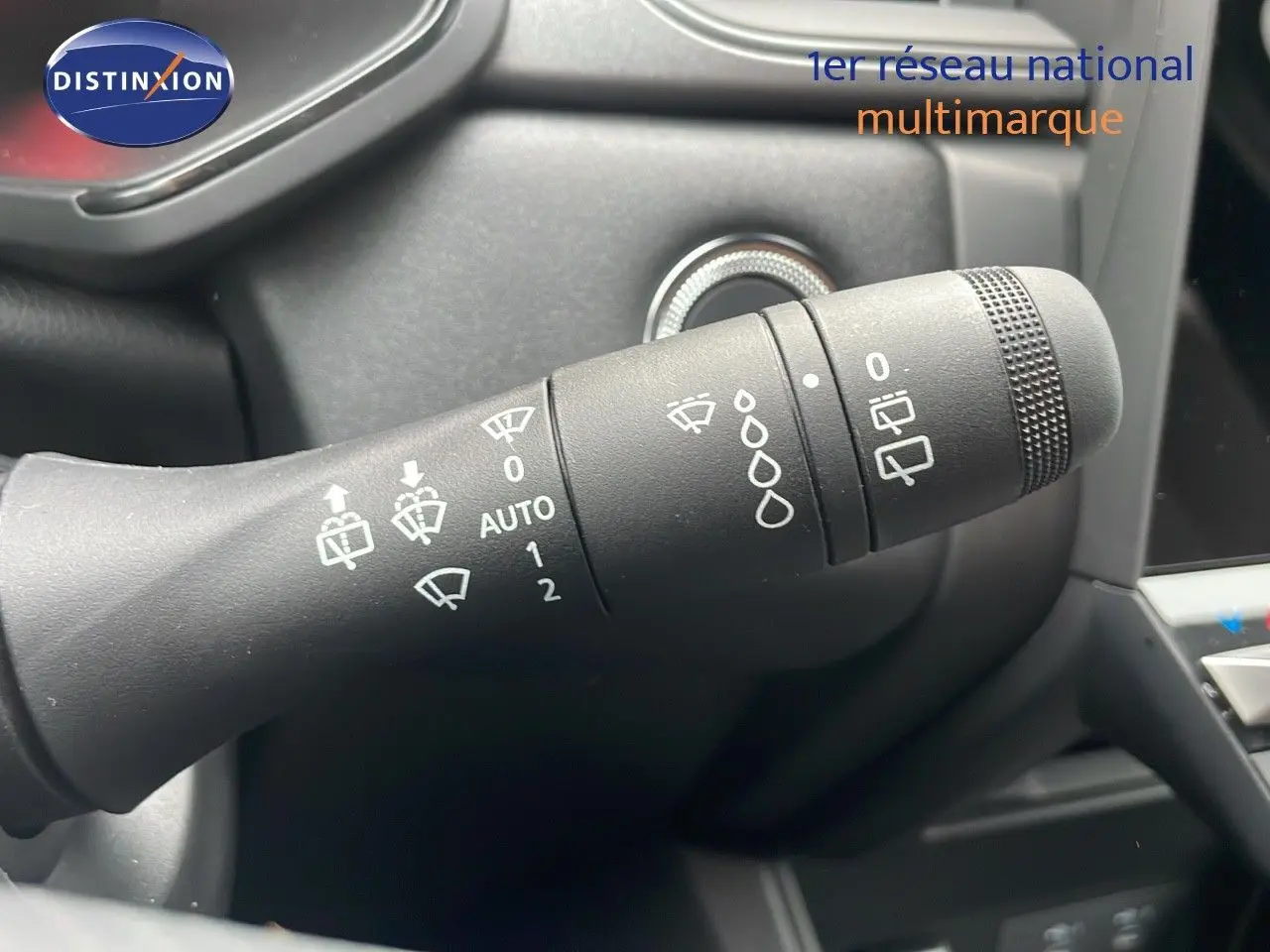 Gros plan sur la manette de commande des essuie-glaces du Renault Captur E-Tech hybride 2025, intérieur noir.