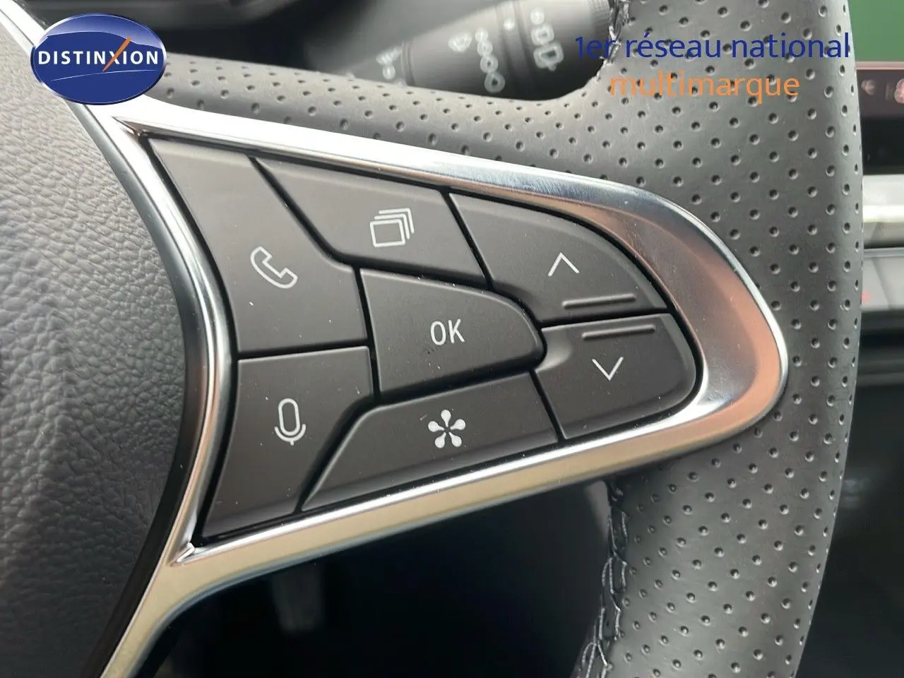 Gros plan sur les commandes multifonctions à droite du volant perforé du Renault Captur noir étoile métal 2025.