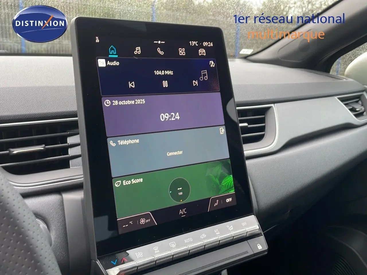 Écran tactile central vertical du tableau de bord du Renault Captur E-Tech Hybrid 2025, ambiance intérieure moderne.