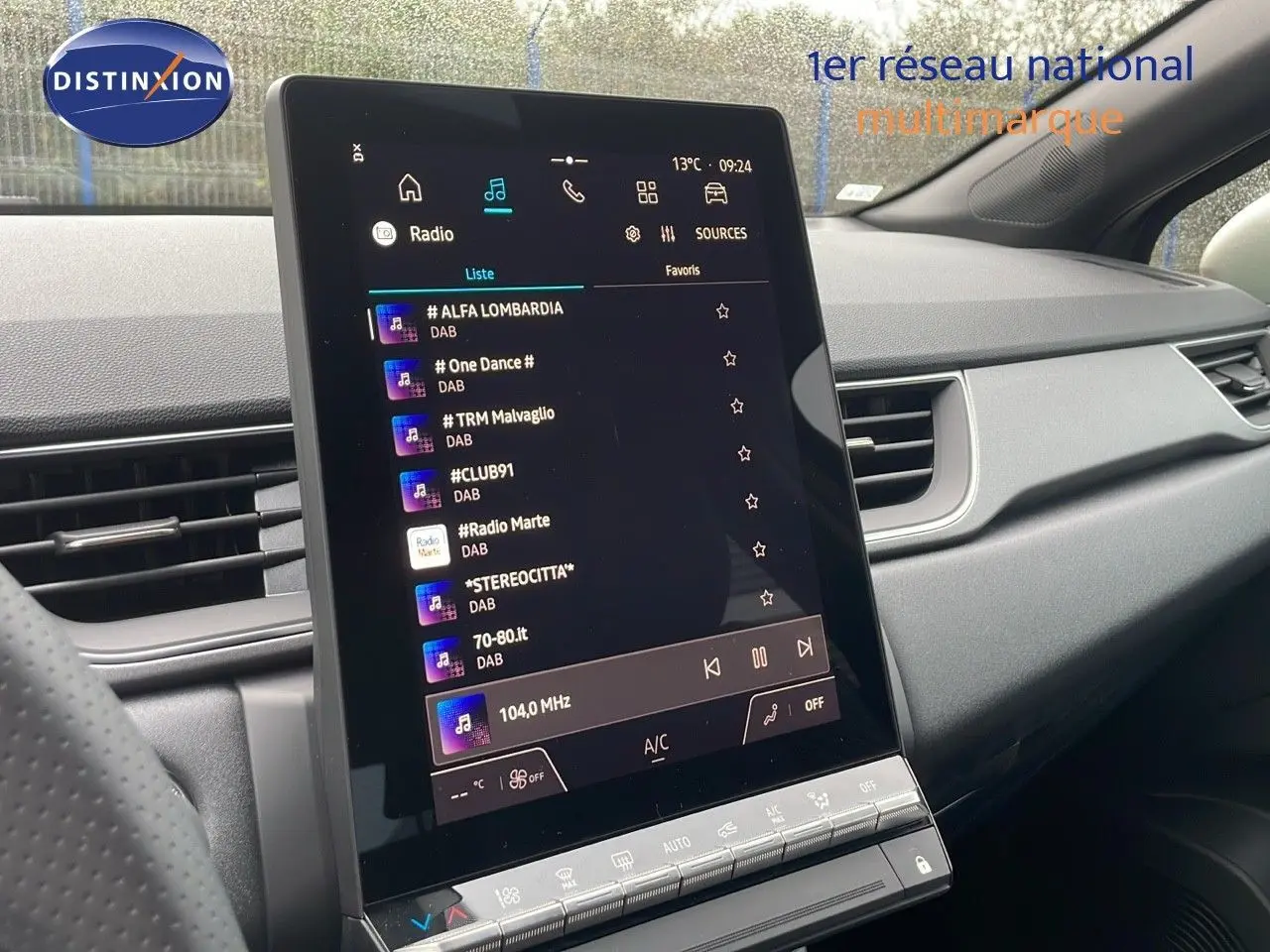 Vue intérieure du tableau de bord du Renault Captur E-Tech Hybrid 2025, avec écran tactile central affichant la radio numérique.