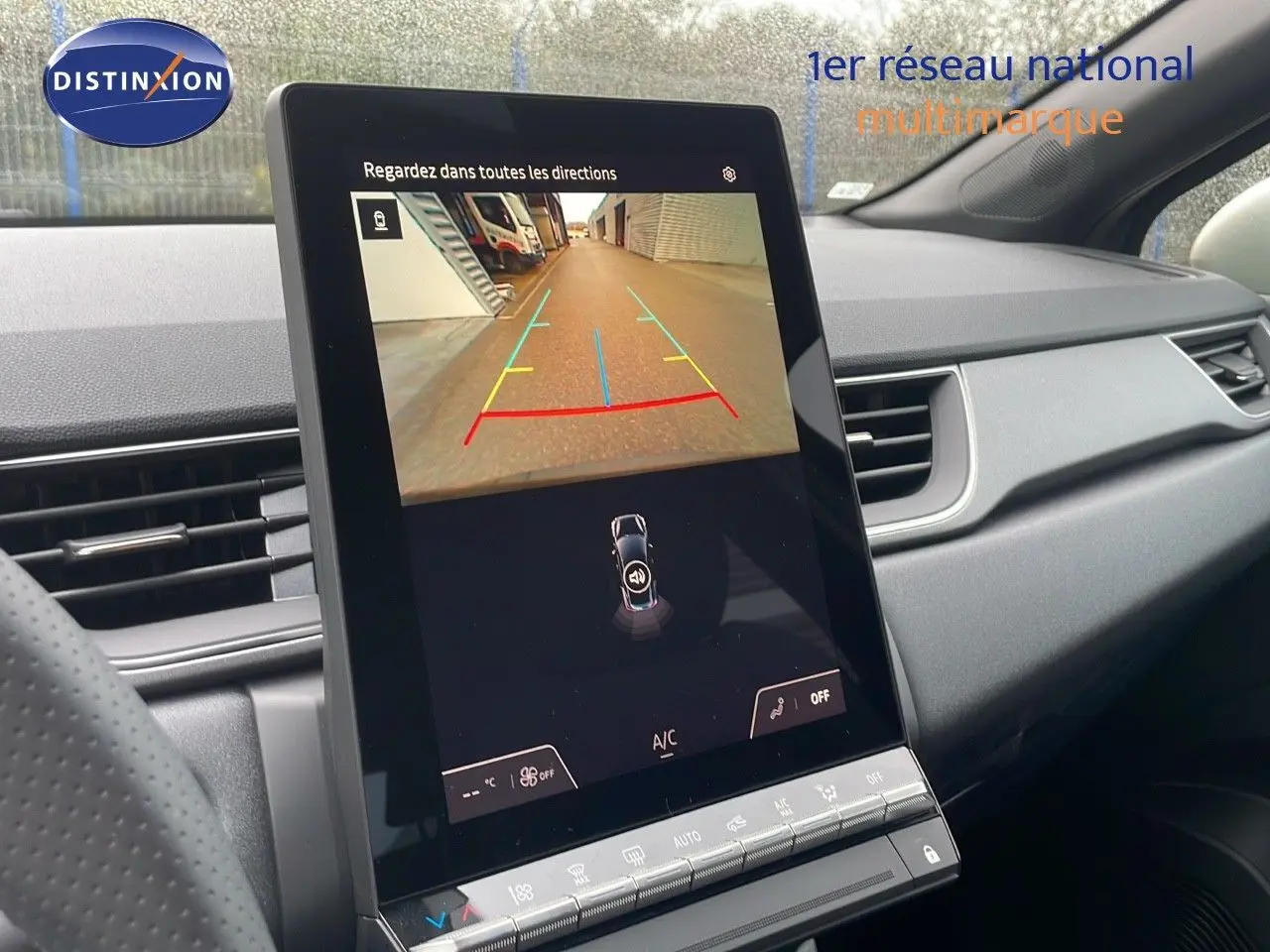 Vue rapprochée de l'écran central tactile affichant la caméra de recul dans l'habitacle du Renault Captur noir étoile métal.