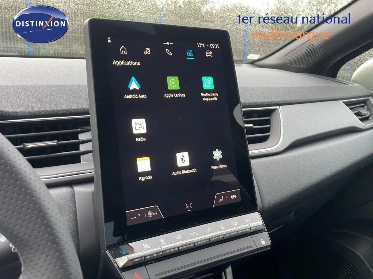 Vue intérieure du tableau de bord du Renault Captur E-Tech hybride 2025, avec écran tactile central vertical allumé.