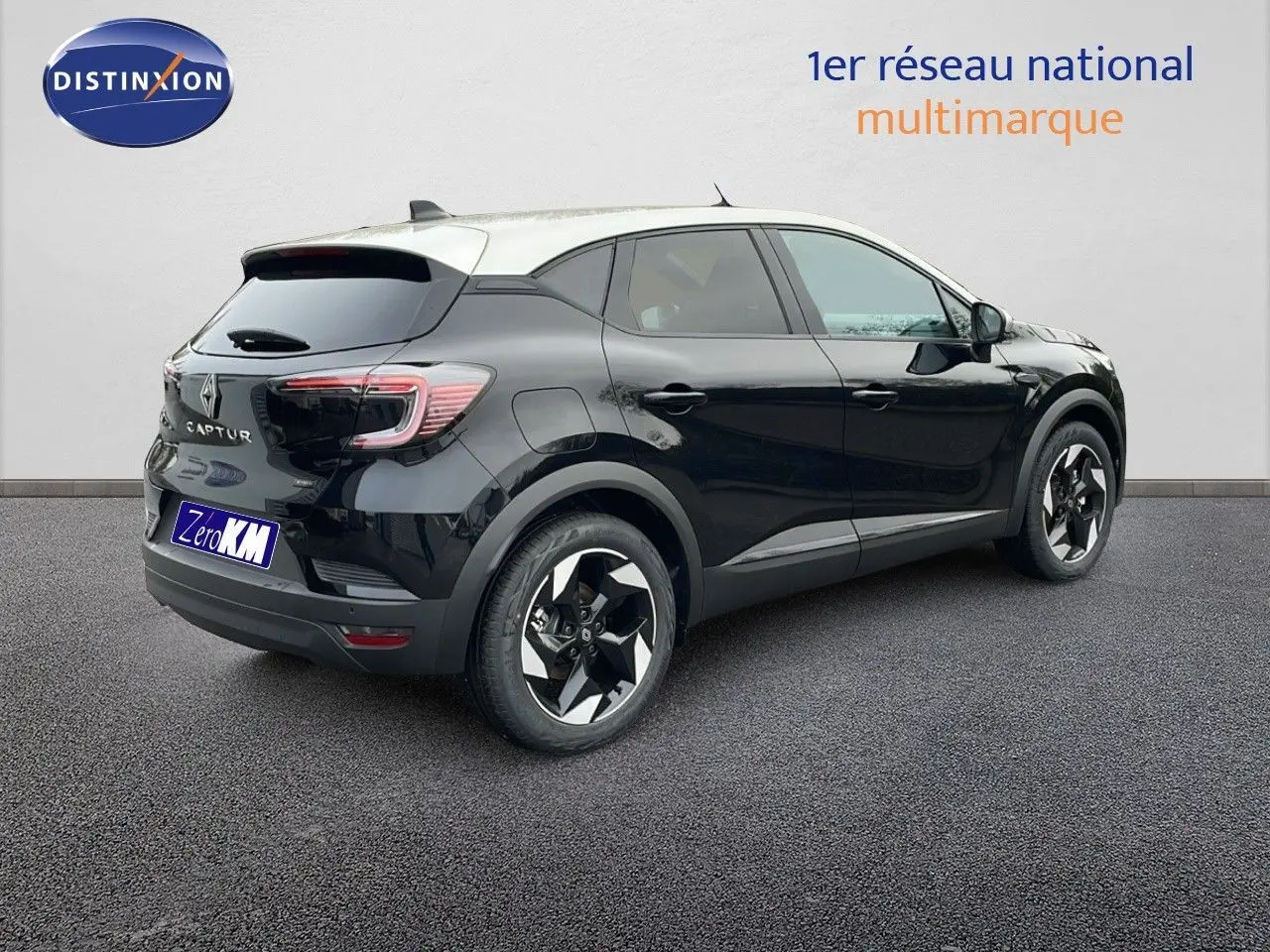 Vue 3/4 arrière droite du Renault Captur E-Tech hybride noir étoile avec toit beige et jantes bicolores.