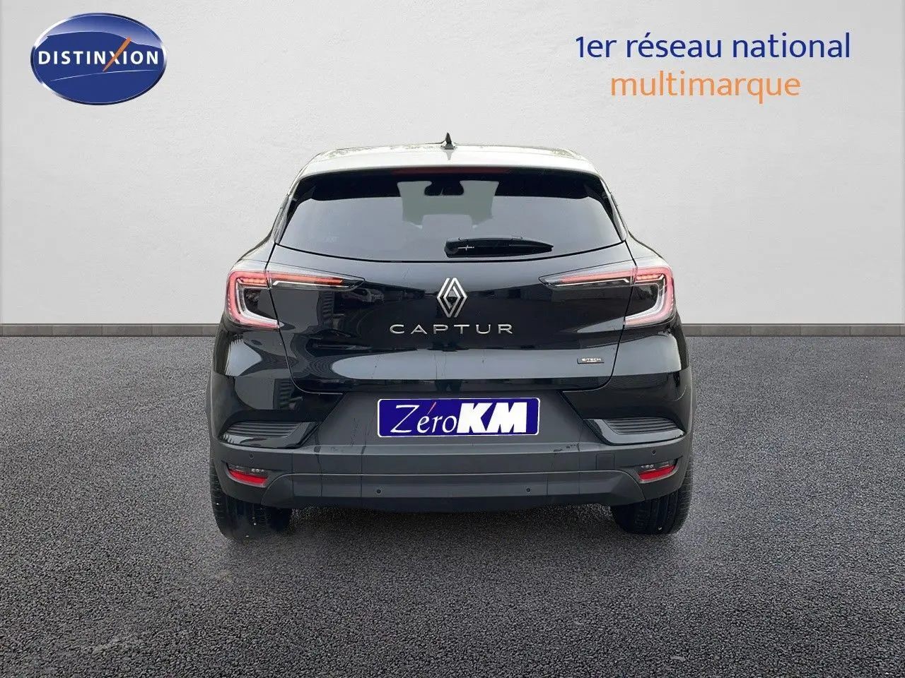 Vue arrière d'un Renault Captur noir étoile métal avec toit beige, version hybride E-Tech 2025, sur fond neutre.