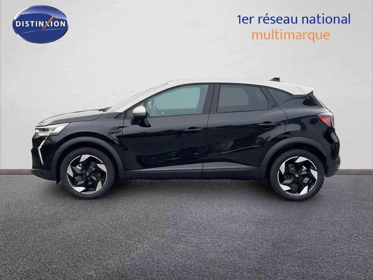 Profil côté gauche du Renault Captur E-Tech hybride 2025 noir étoile avec toit beige et jantes biton.