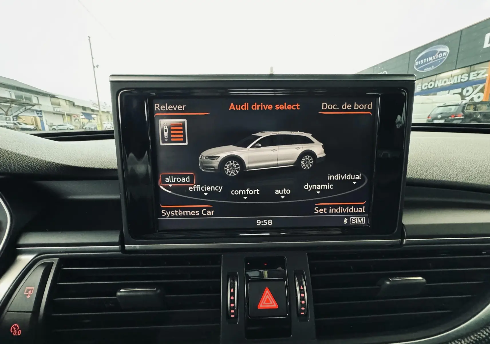 Écran central de l'Audi A6 Allroad noir montrant le menu Audi drive select avec mode allroad sélectionné.