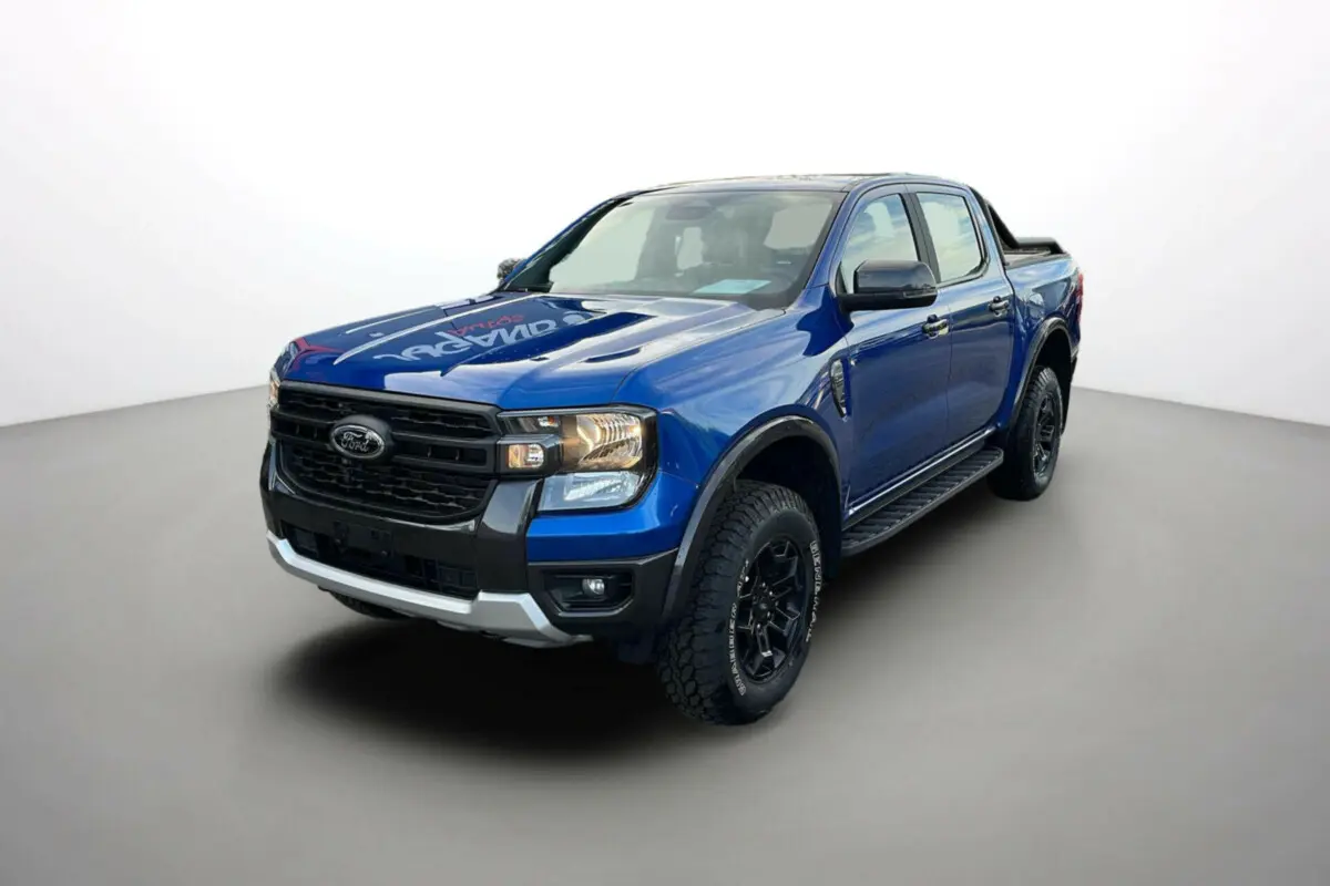 Ford Ranger bleu lightning en 3/4 avant droit avec arceaux noirs et marchepieds visibles.