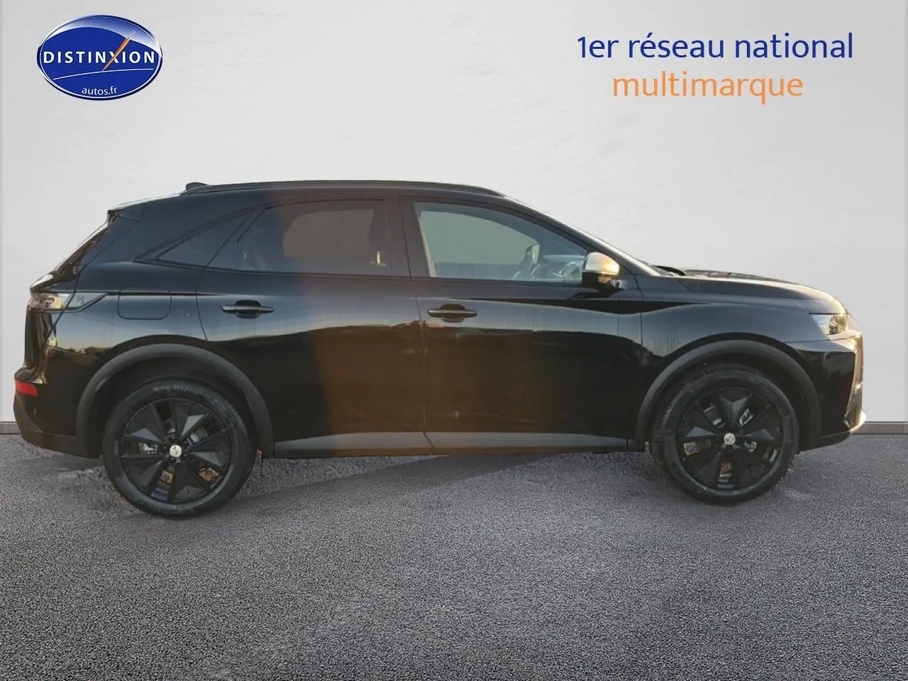 Profil latéral droit du SUV DS7 noir brillant avec jantes noires et vitres surteintées, sur fond neutre.