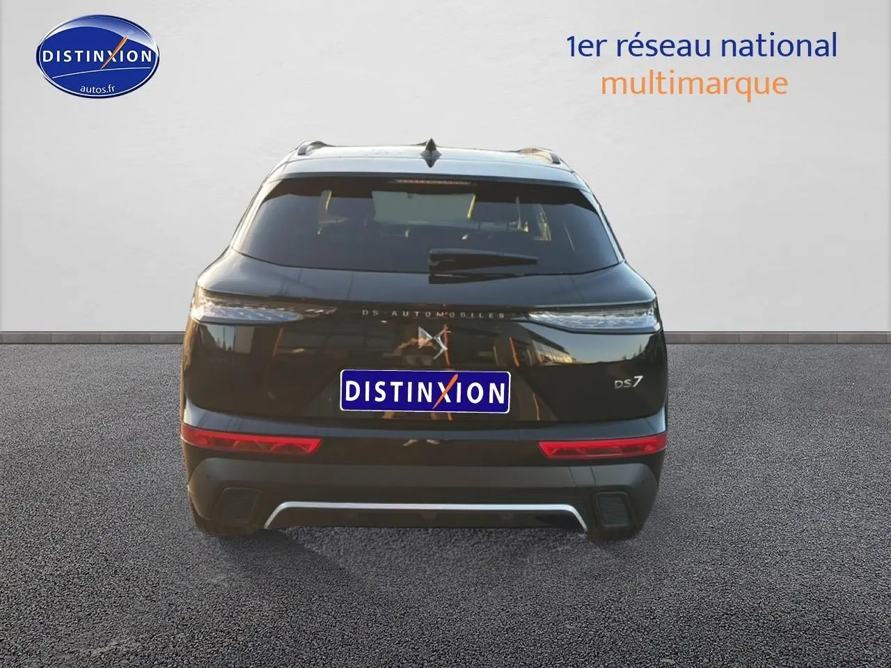 Vue arrière du SUV noir DS7 1.5 BlueHDi 130 Performance Line avec feux LED et double sortie d’échappement.