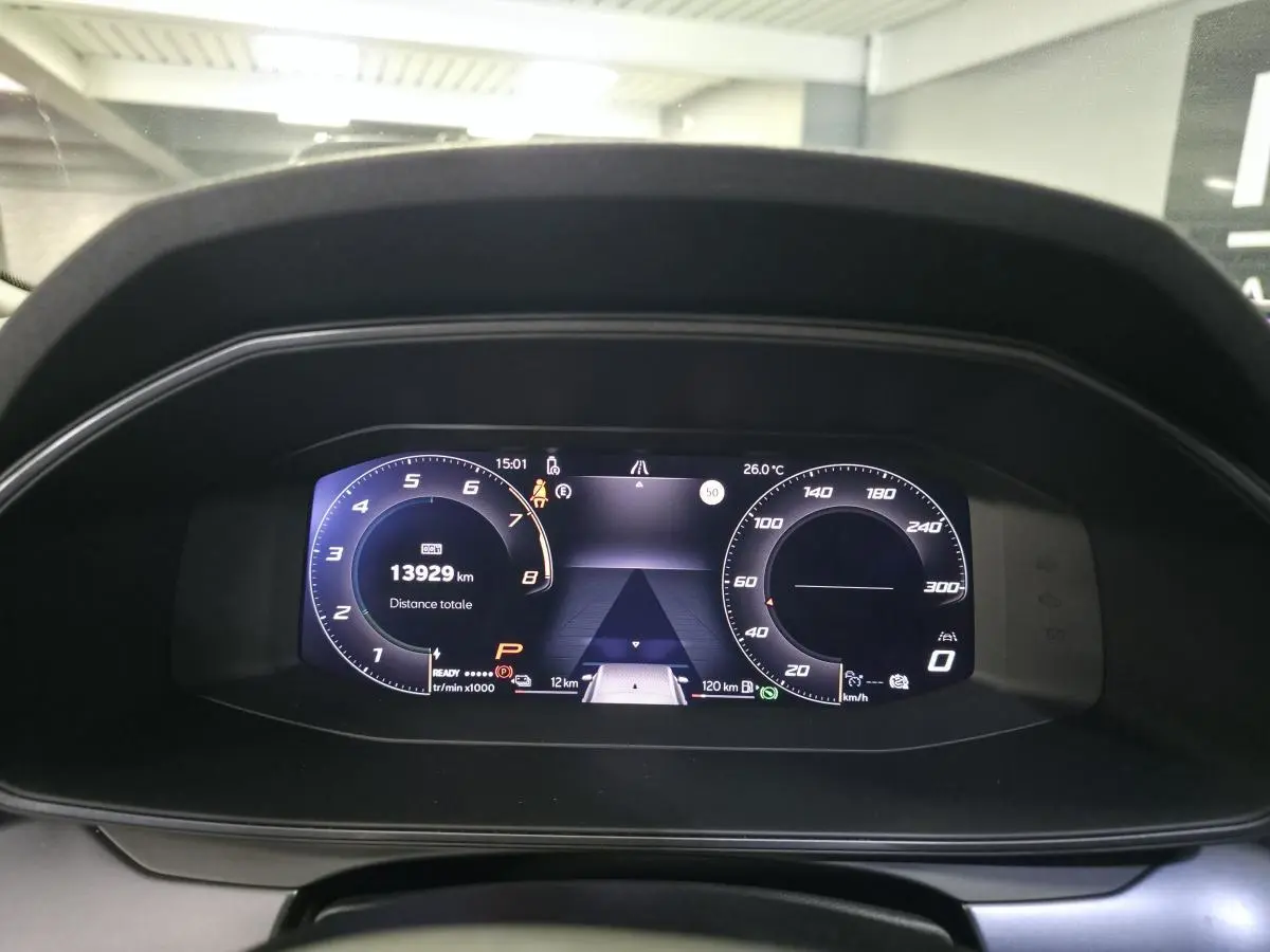 Combiné d'instruments digital de la CUPRA Leon 1.5 e-Hybrid 2024 affichant 13 929 km et informations de conduite.